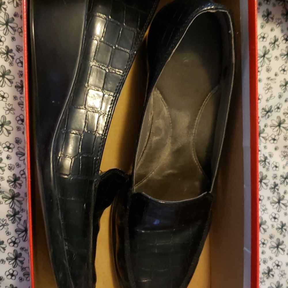 Black wedge shoe